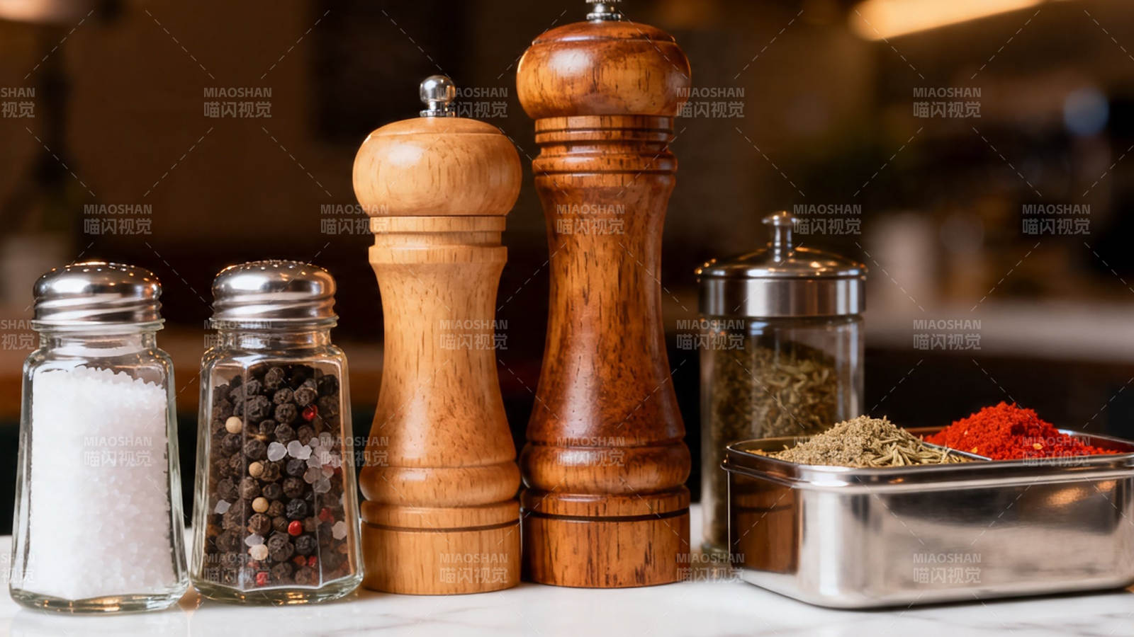 厨房调味瓶罐特写图片