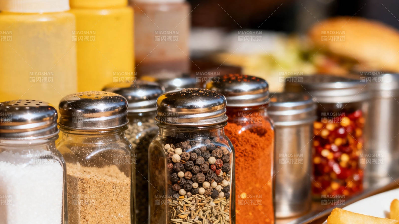 调味瓶排排坐 香料多彩诱人图片