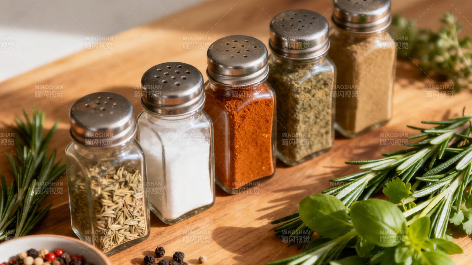 香料瓶与新鲜香草摆盘图片