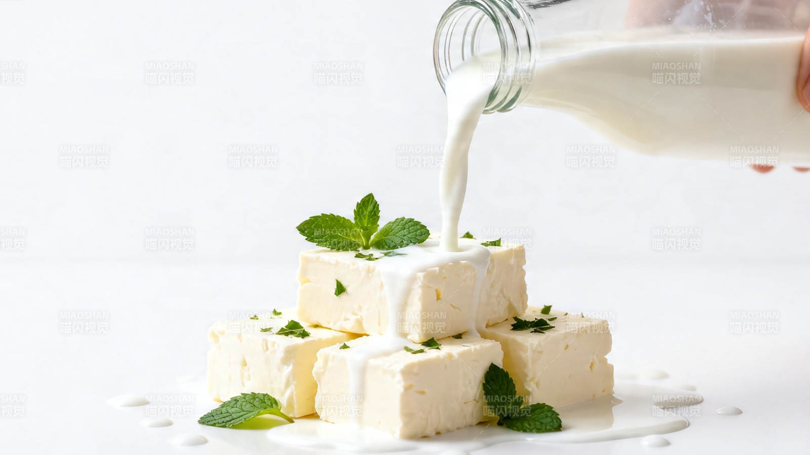 牛奶浇豆腐 清新薄荷点缀图片