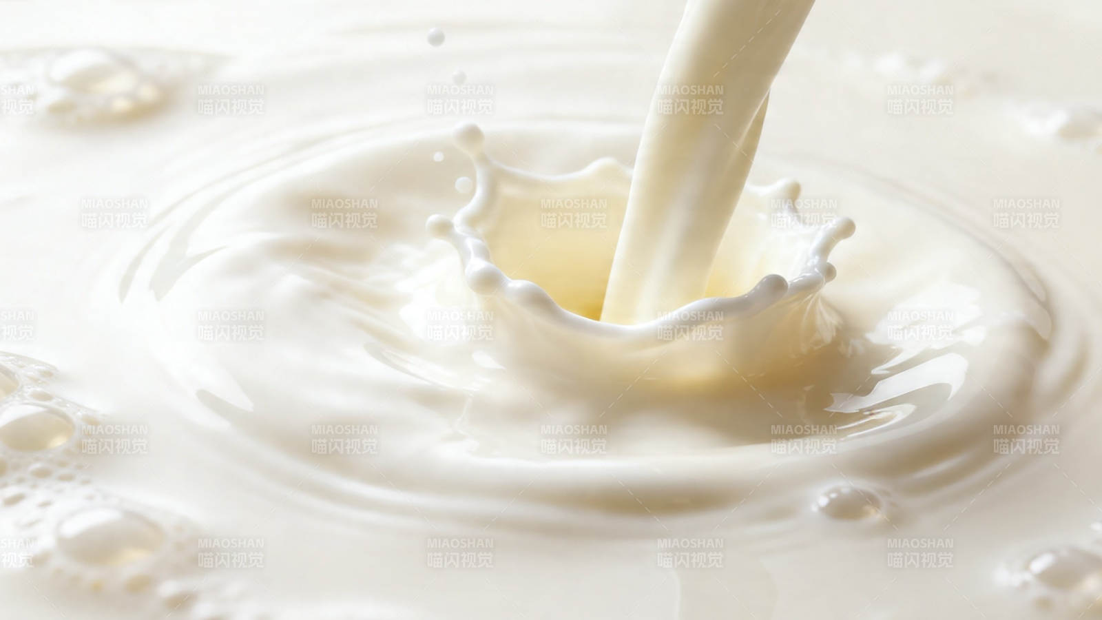 牛奶倾注 涟漪飞溅图片