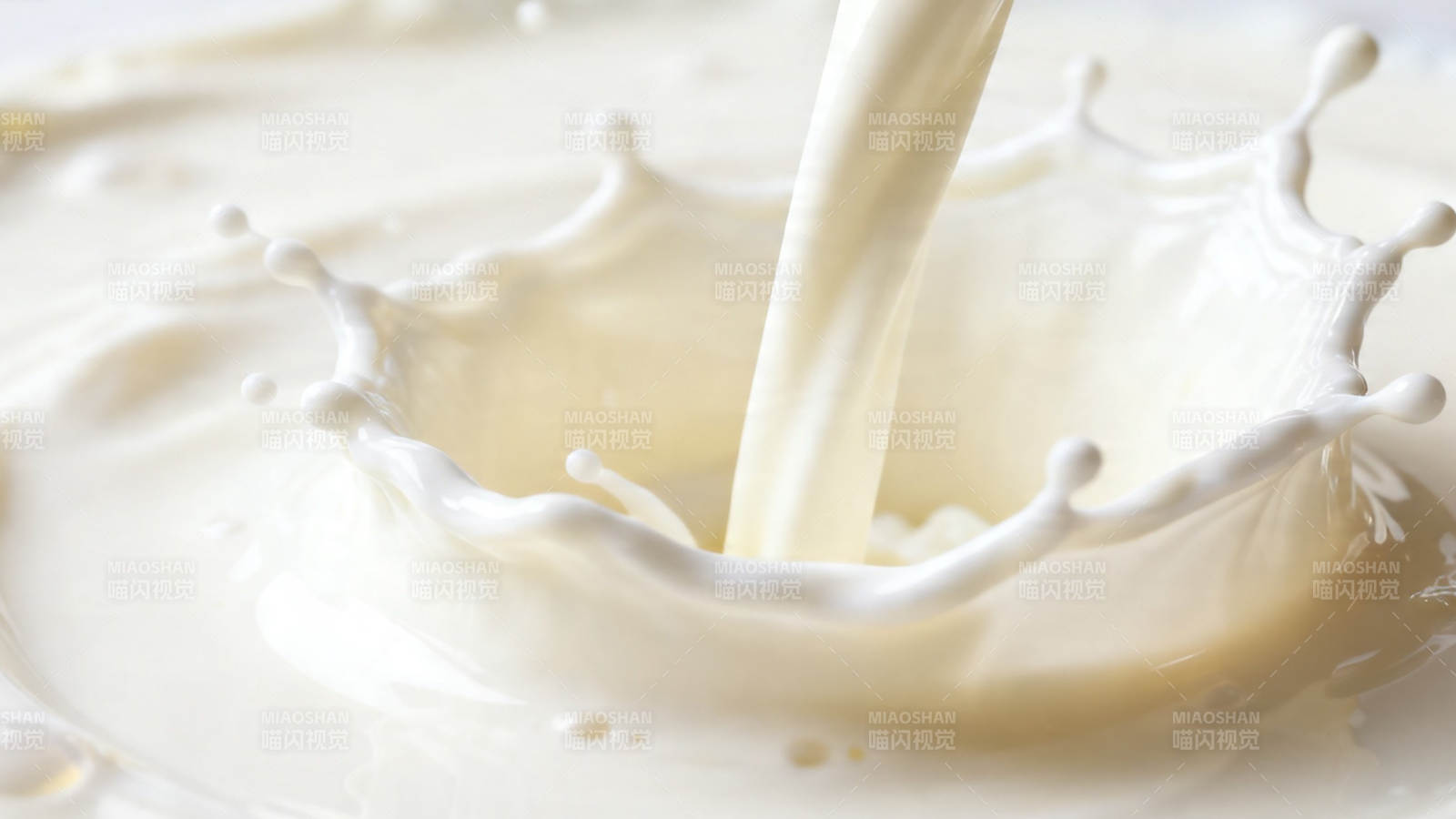 牛奶倾倒溅起瞬间图片