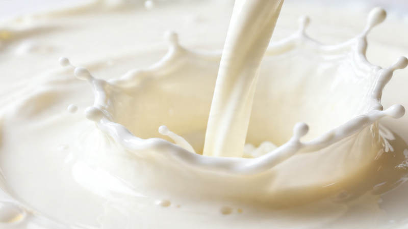 牛奶倾倒溅起瞬间图片