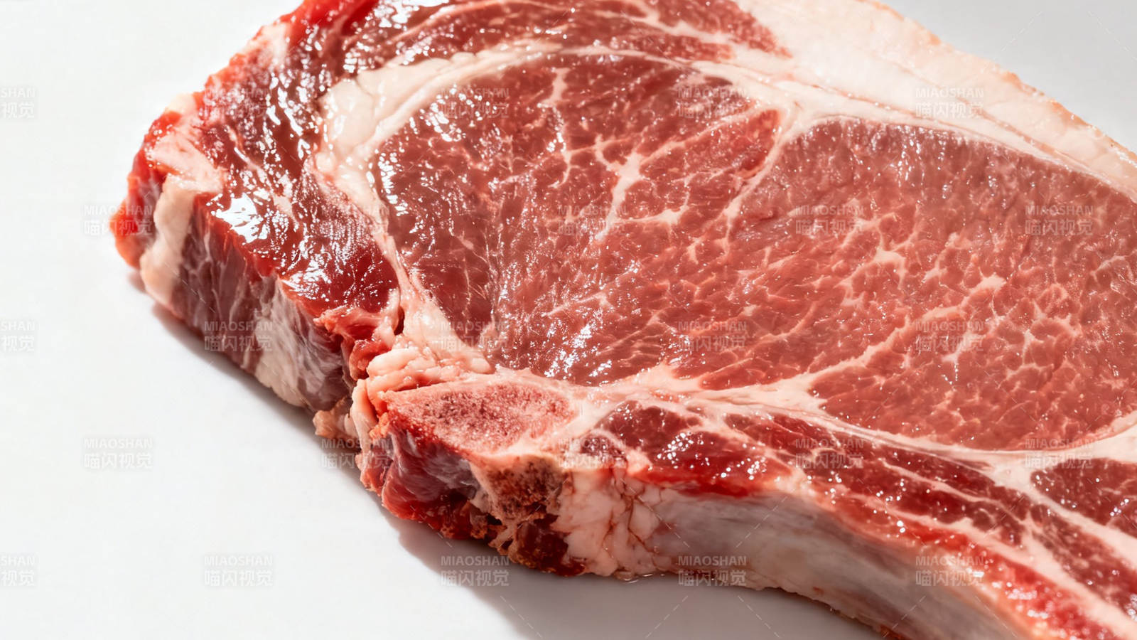 鲜红大理石纹牛排特写图片