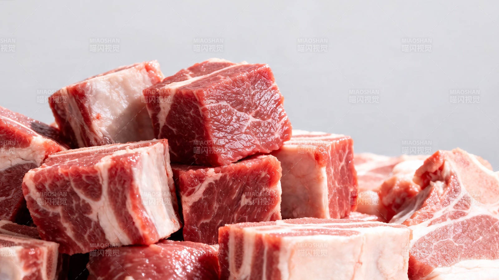 新鲜牛肉块 纹理清晰诱人图片