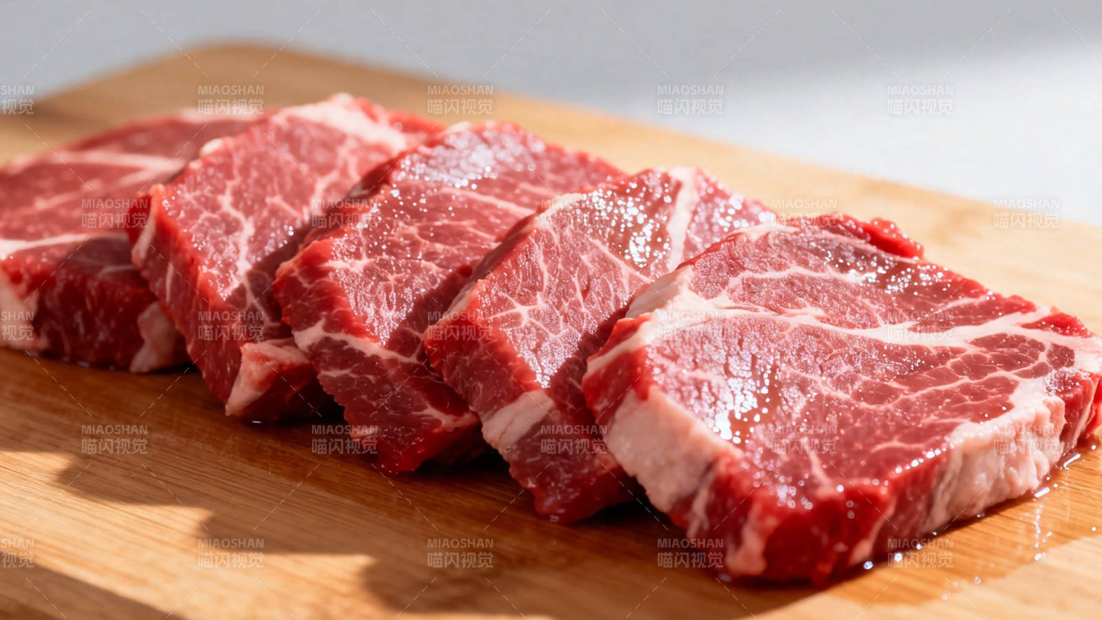 新鲜牛肉切片待烹图片