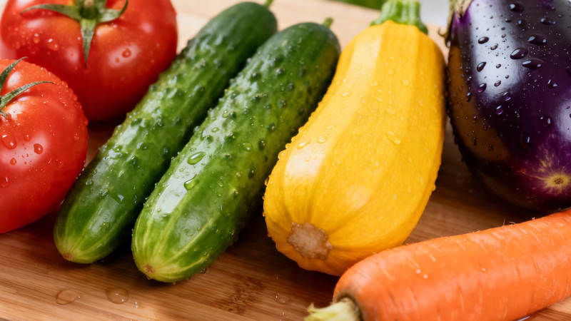 新鲜蔬菜摆盘 水珠晶莹诱人图片