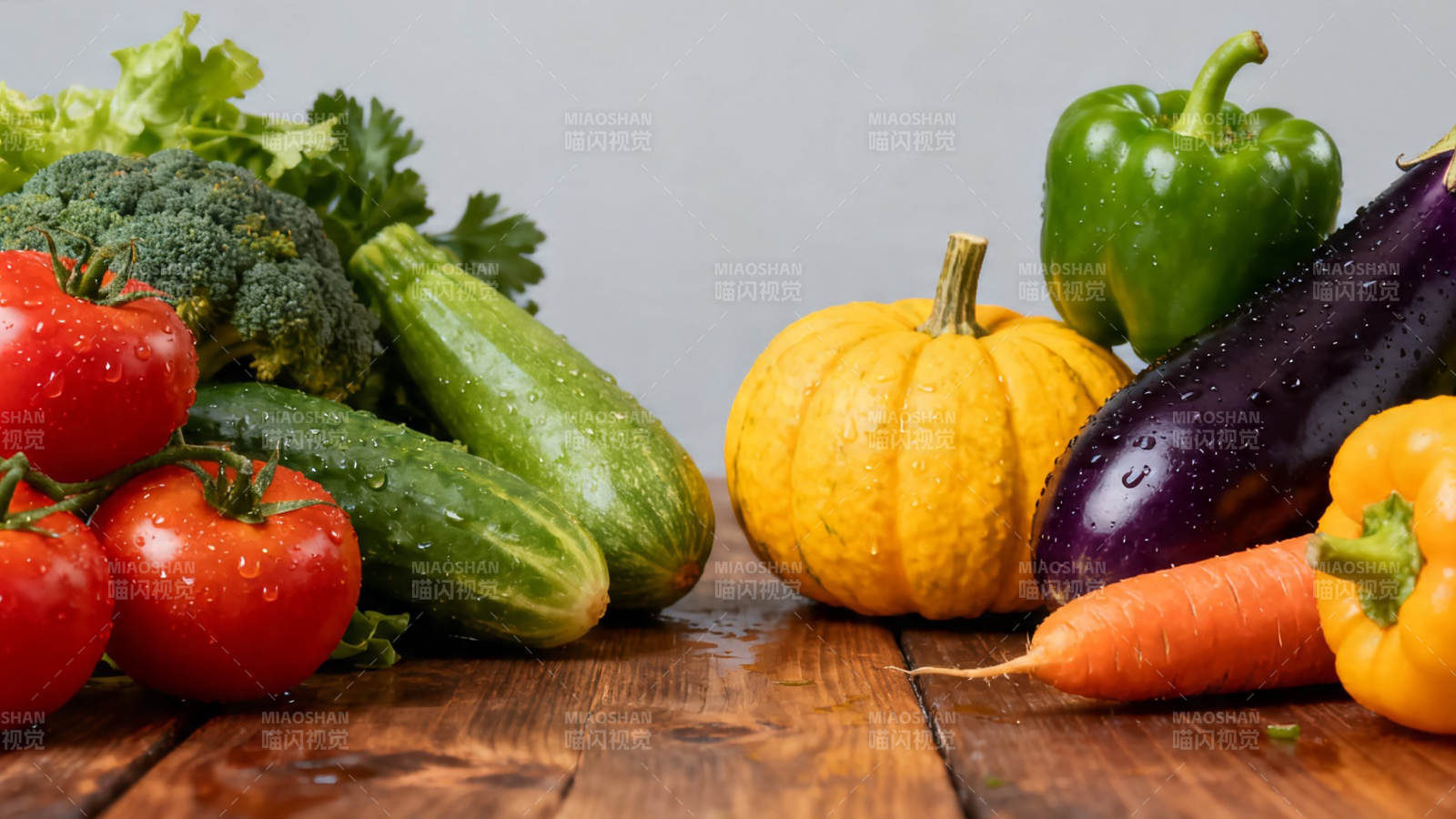 新鲜蔬菜摆满木桌图片