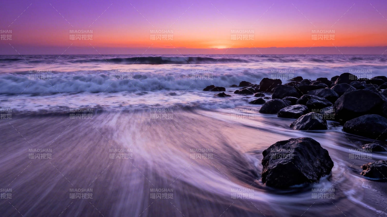 紫霞映海 浪抚礁石图片