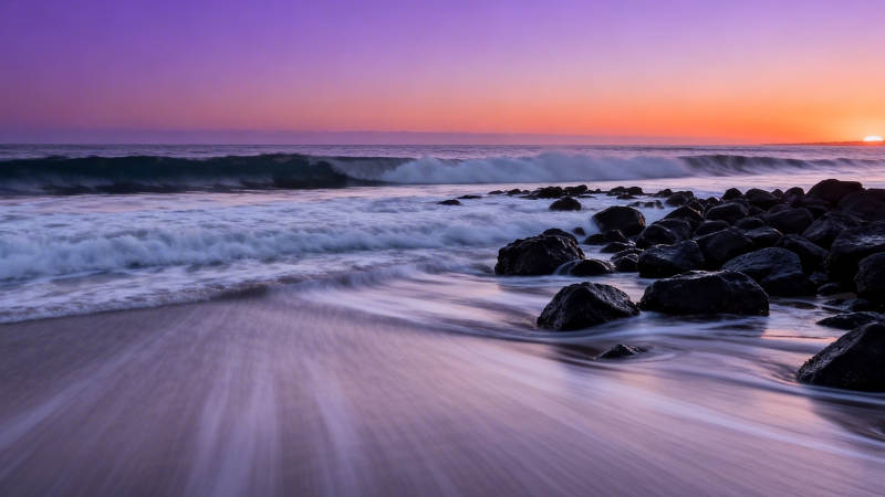 紫霞海岸 浪抚礁石图片