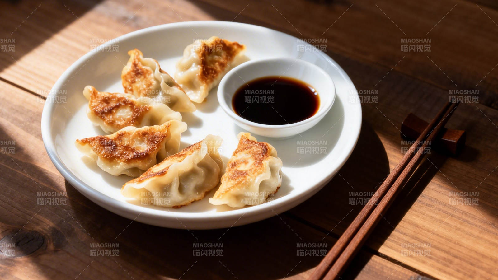 煎饺配酱油 木桌光影美图片