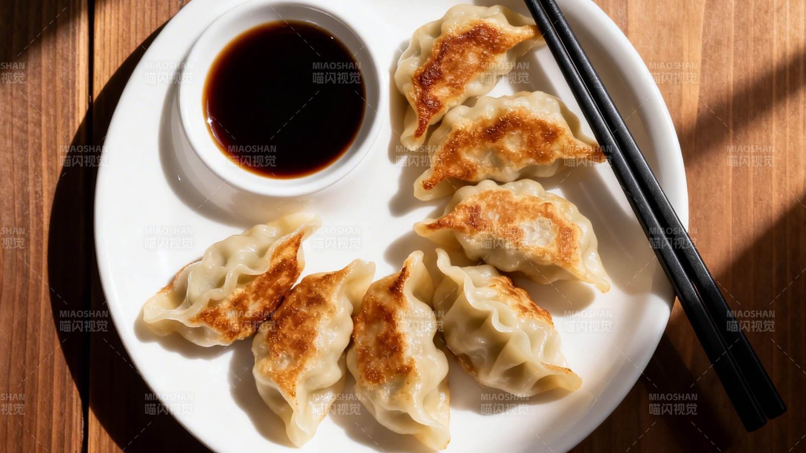 煎饺配酱油 筷伴香满盘图片