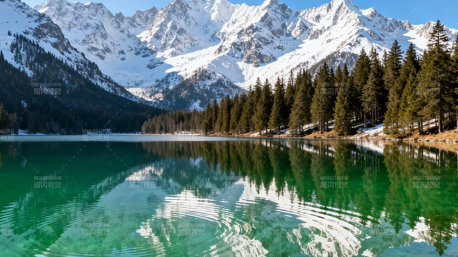 雪山映湖 碧波如镜图片