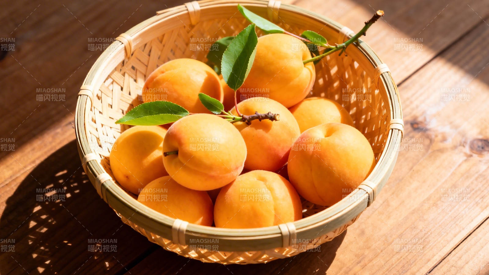 竹篮盛杏 阳光暖香图片