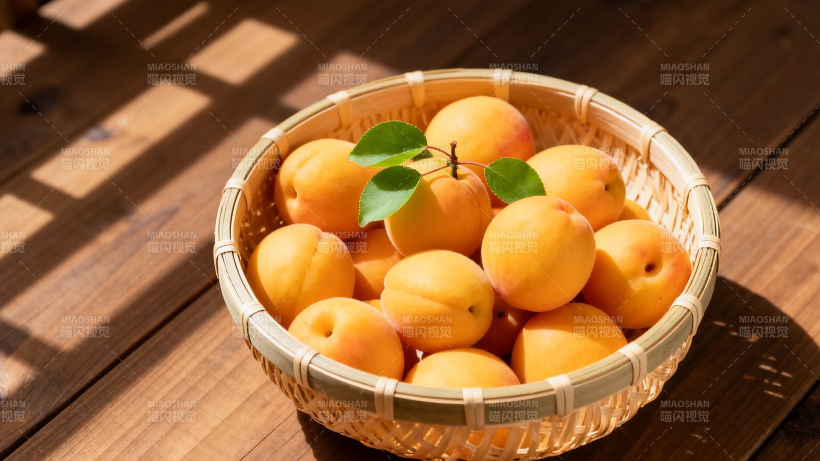 竹篮盛杏 阳光斑驳图片