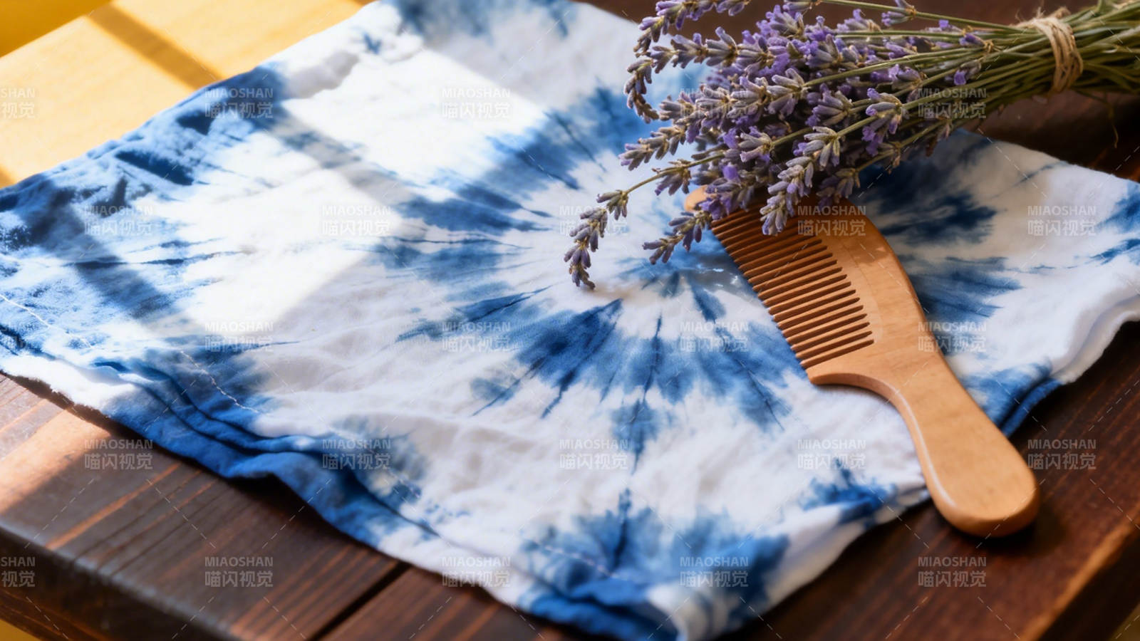 蓝白扎染布配木梳薰衣草图片