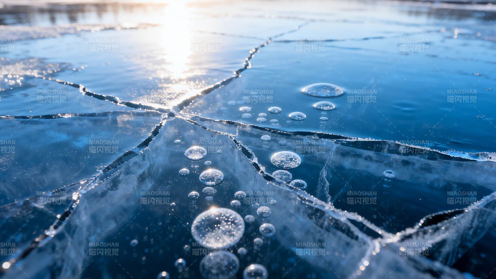 冰裂气泡映夕阳图片