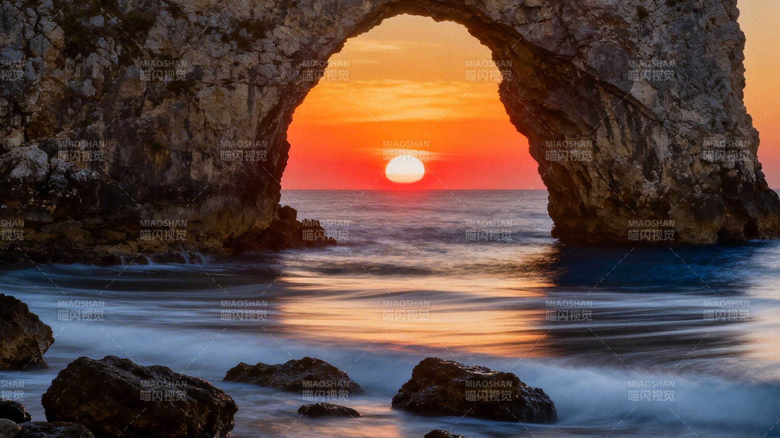 海蚀拱门映夕阳图片