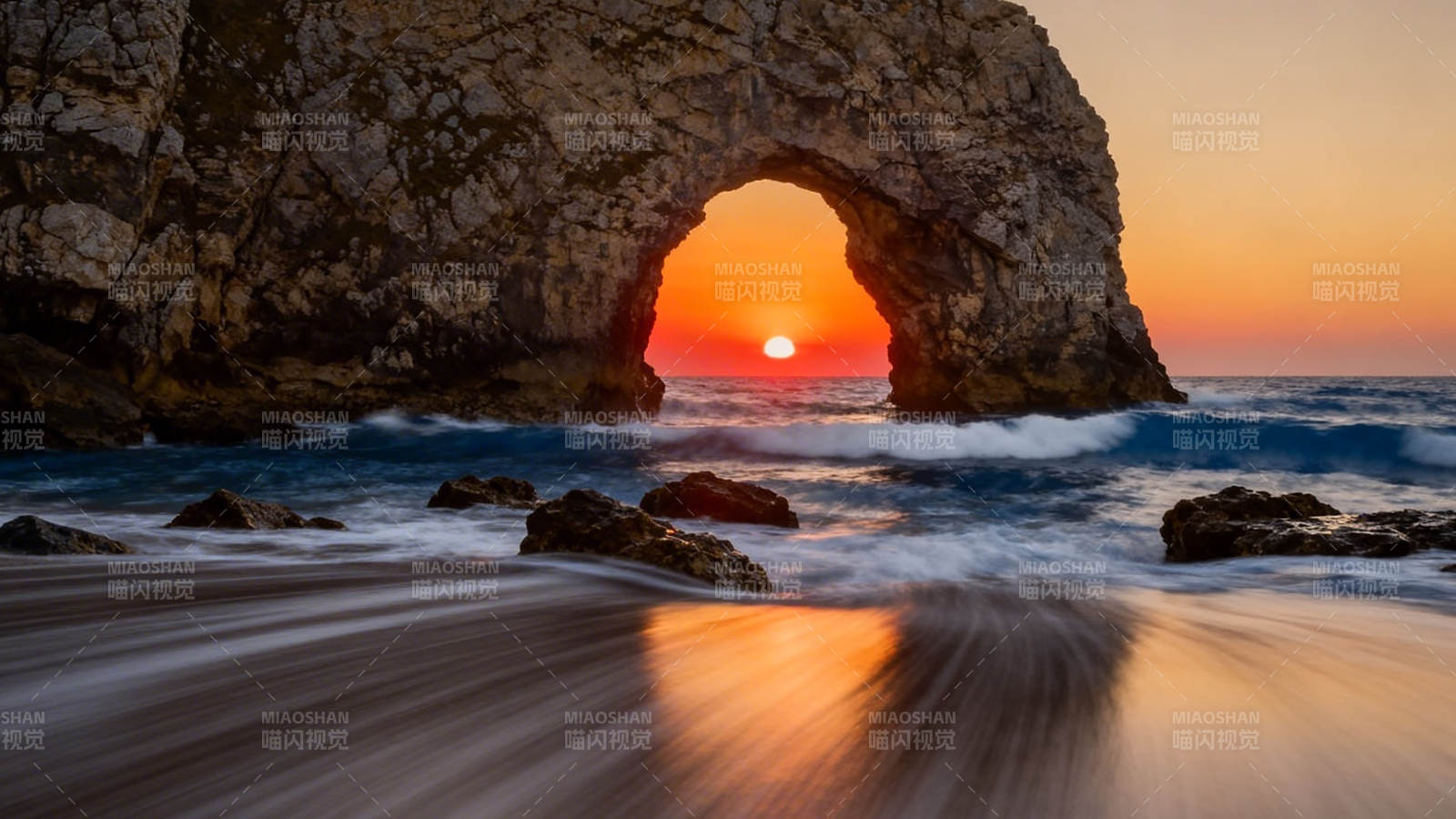 日落穿岩 海浪抚沙图片