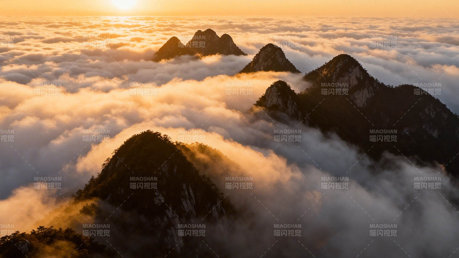 云海日出 群峰隐现图片