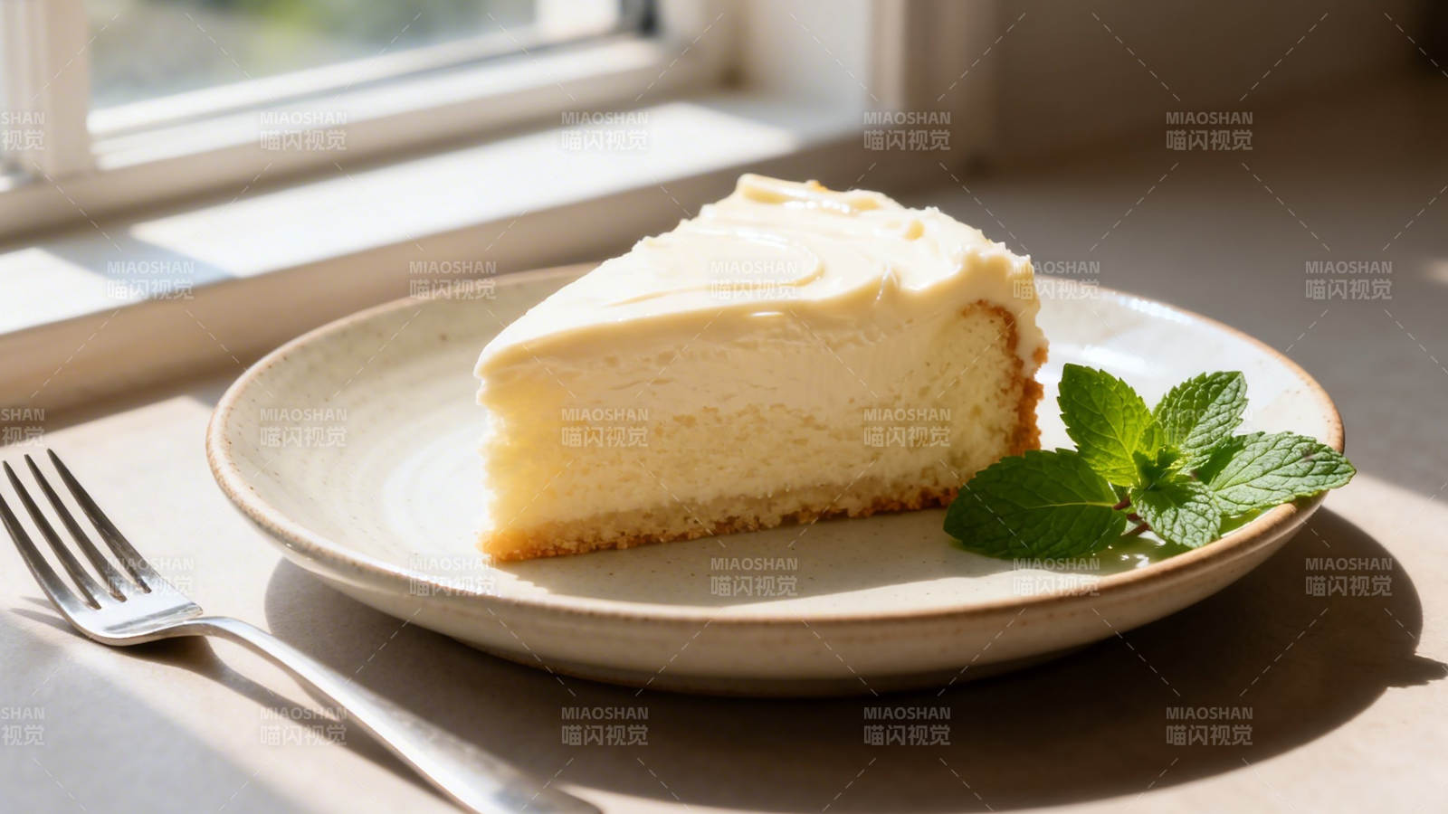 窗边芝士蛋糕配薄荷图片