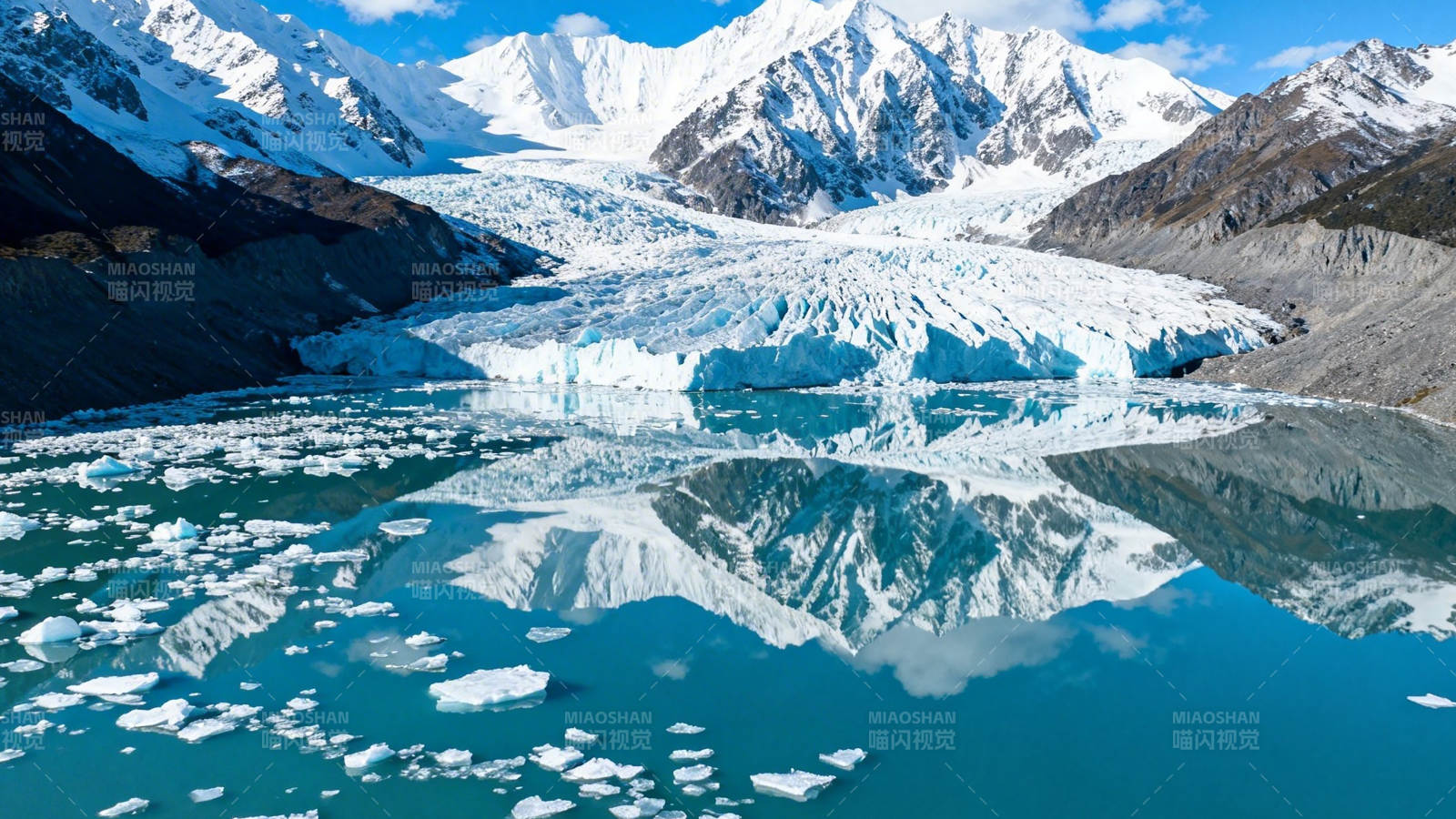 冰川映湖 雪山倒影如画图片