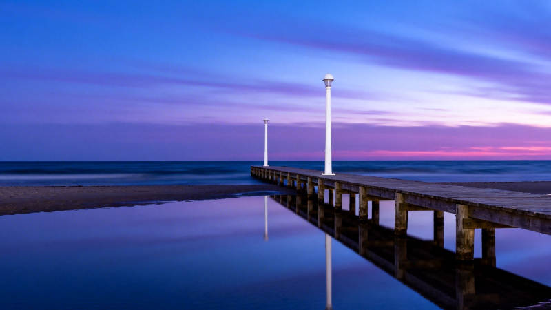 紫霞码头 静水映灯影图片