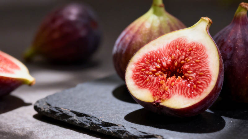 新鲜无花果切开展示诱人果肉图片