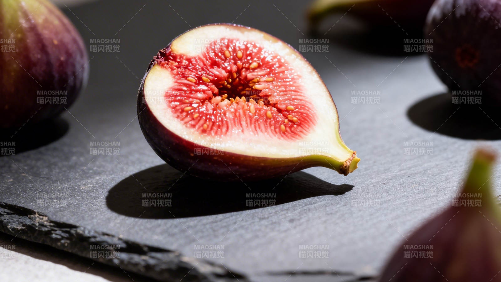 切开的无花果 红润多汁图片