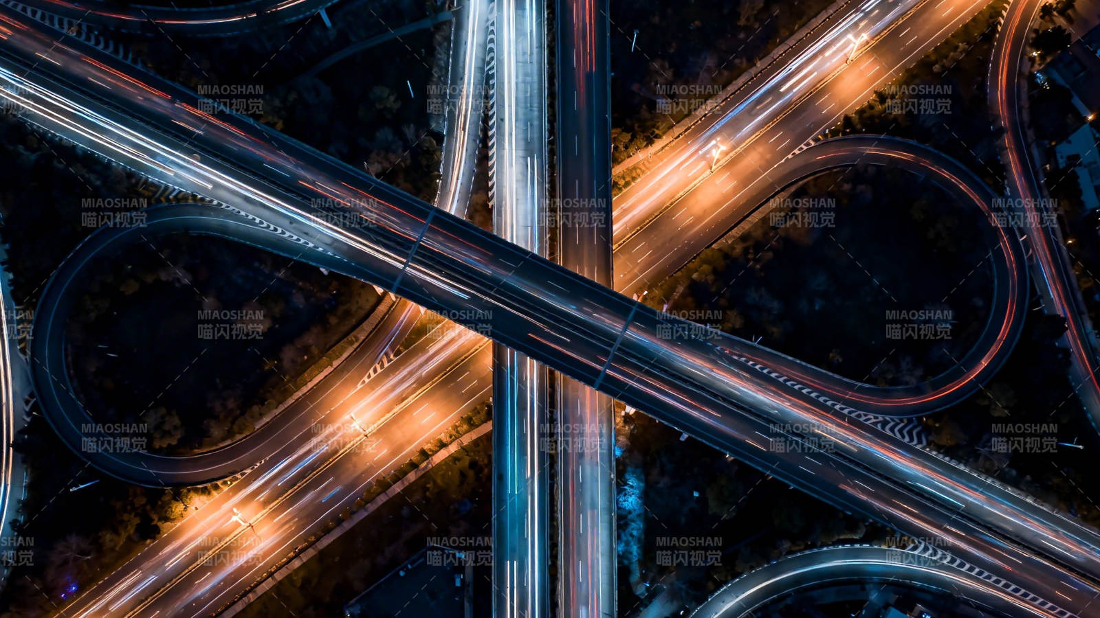 夜瞰立交 光轨如织图片