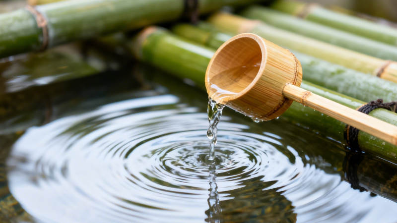 竹勺舀水 涟漪轻漾图片