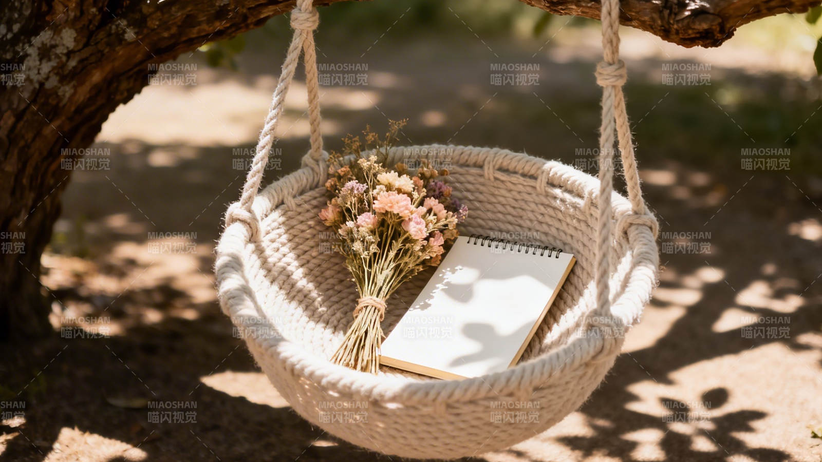 树下花篮静享午后时光图片