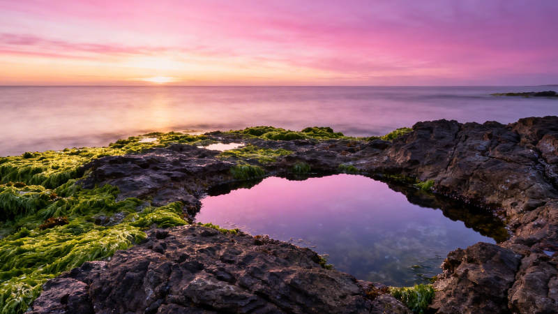 霞光映岩池 海天一色美图片