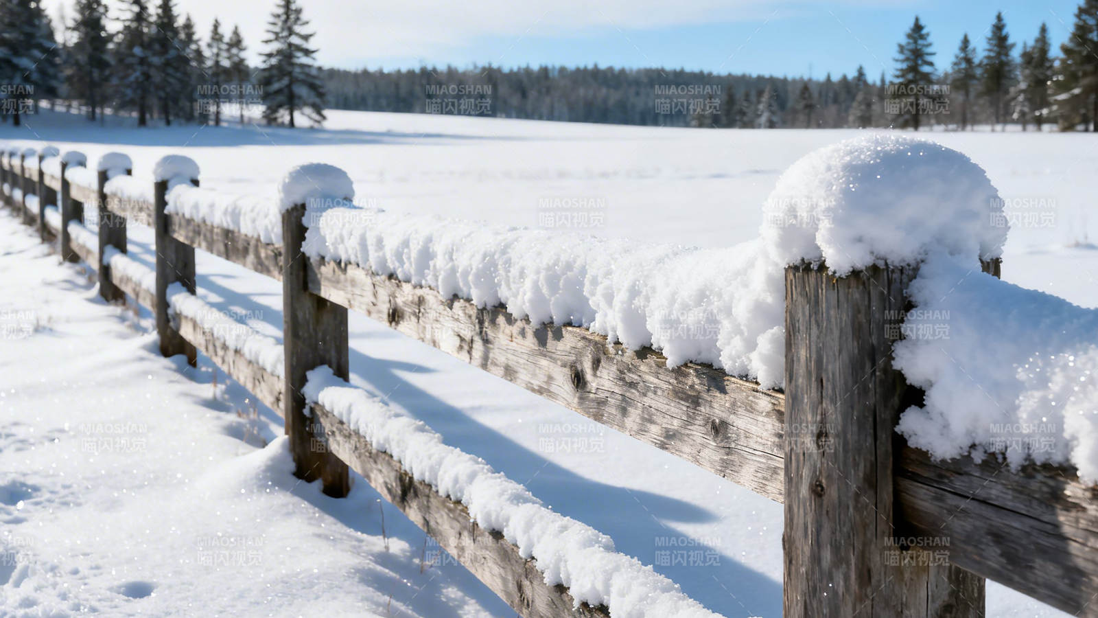 雪覆木栏 冬野静谧图片
