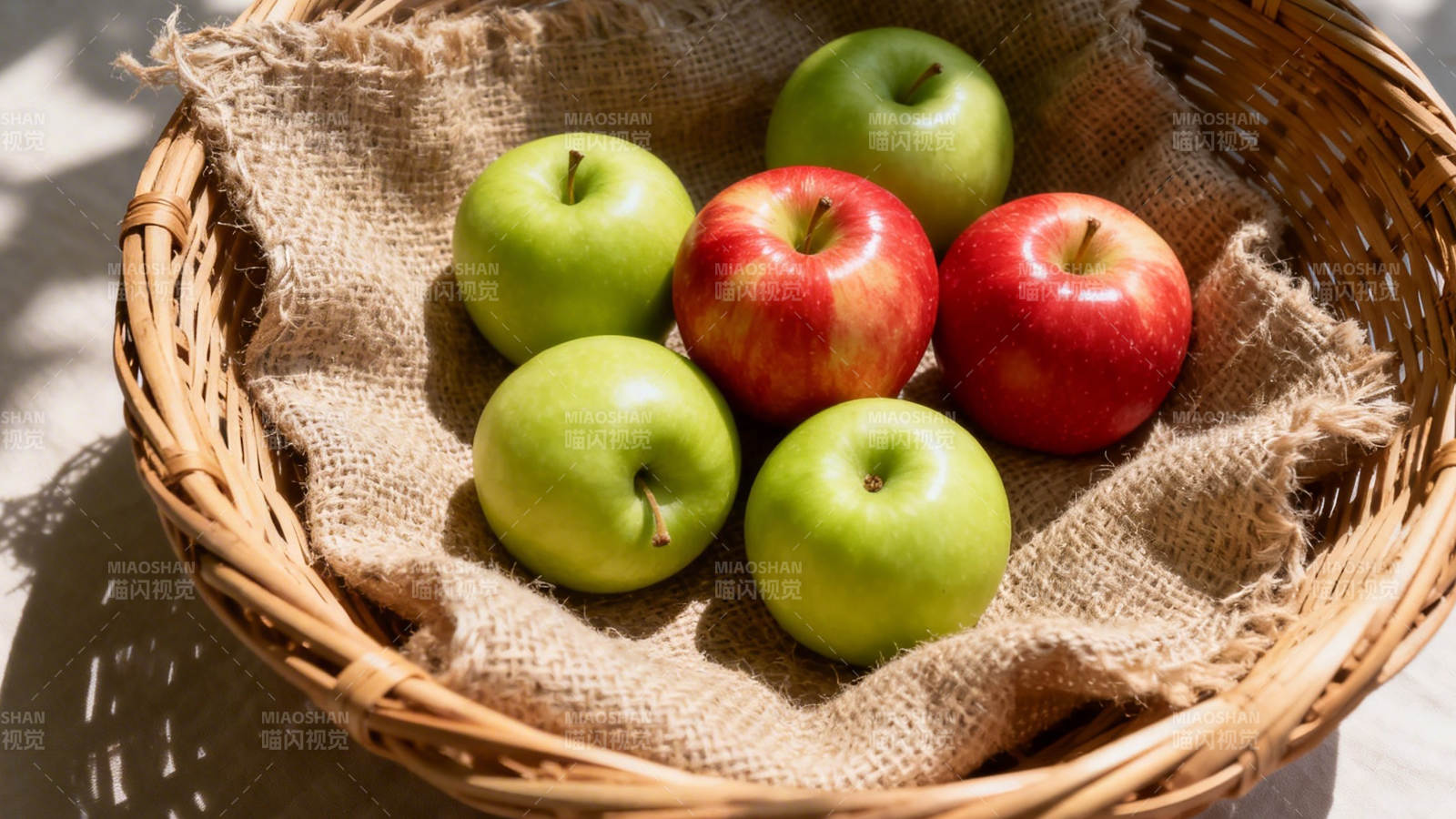 篮中青红苹果 阳光斑驳图片