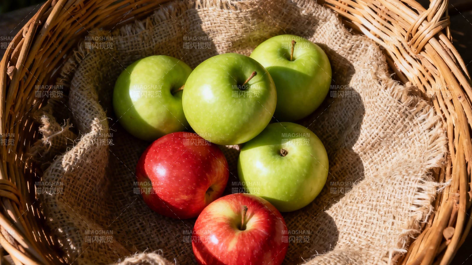 篮中青红苹果 阳光斑驳图片