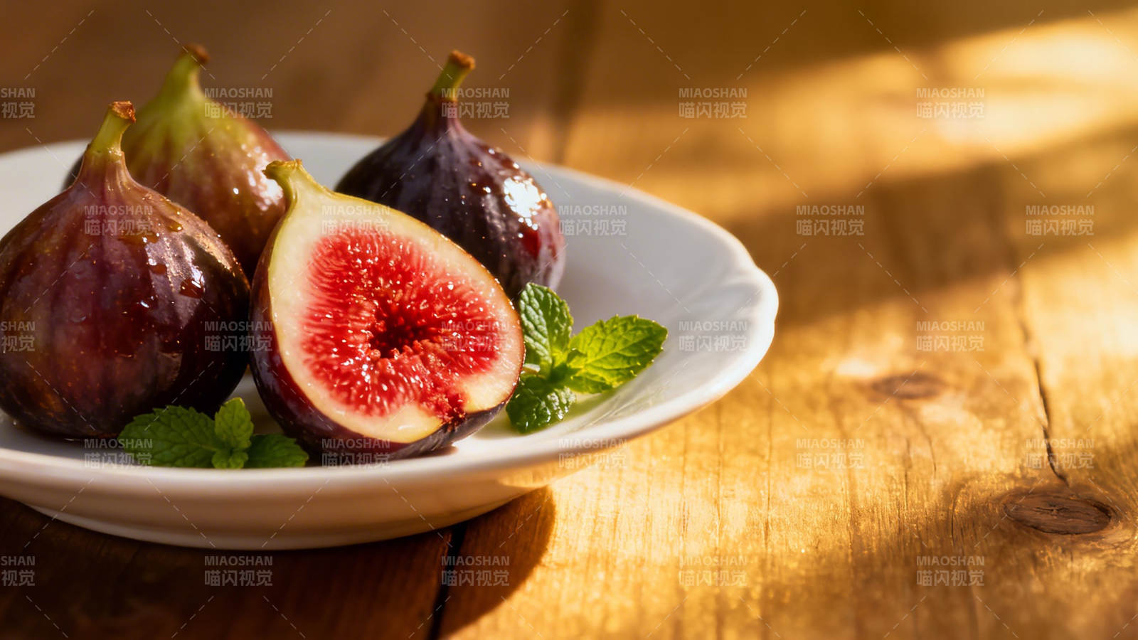 无花果配薄荷 阳光木桌静美图片