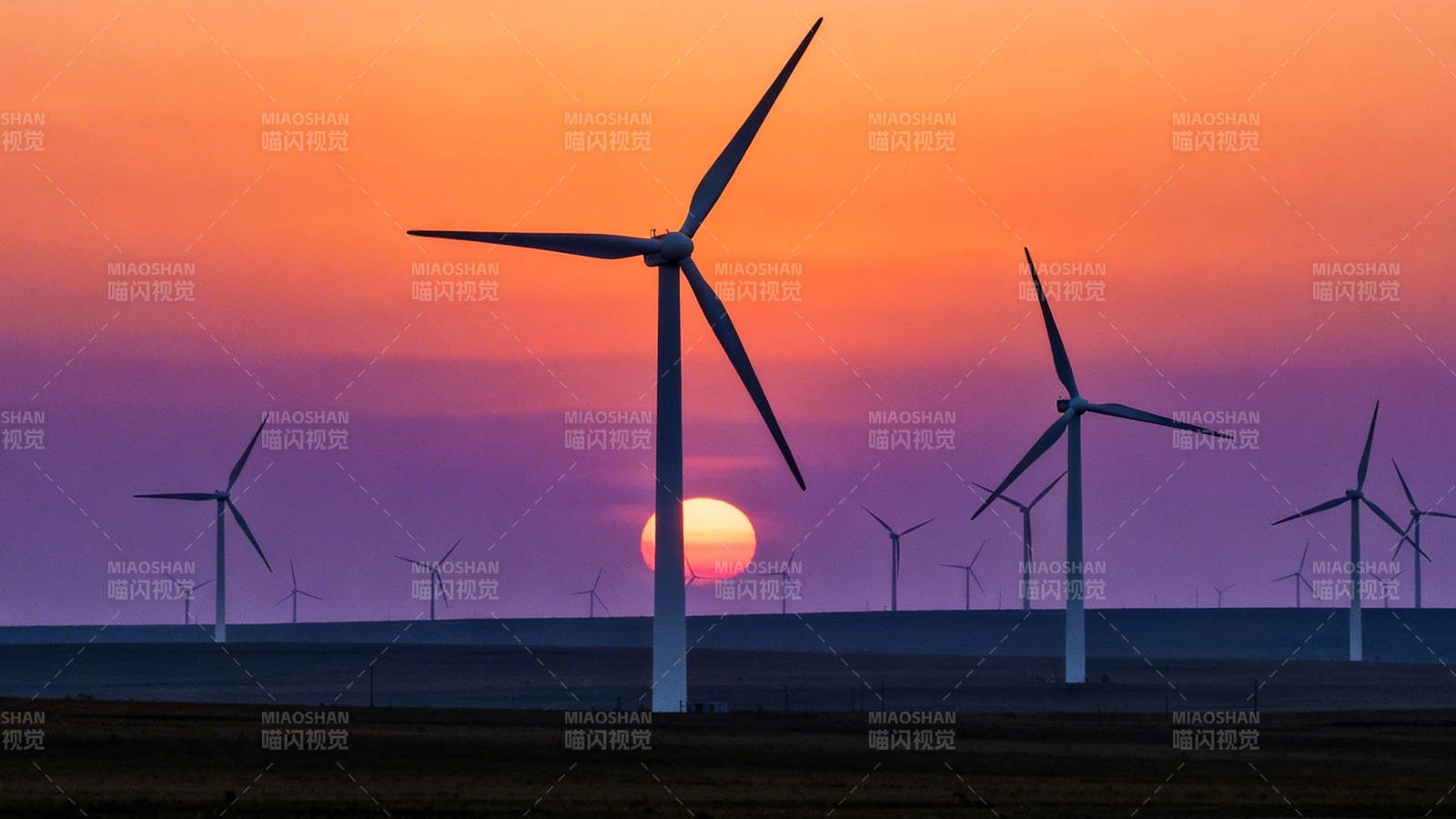 夕阳下的风力发电场图片