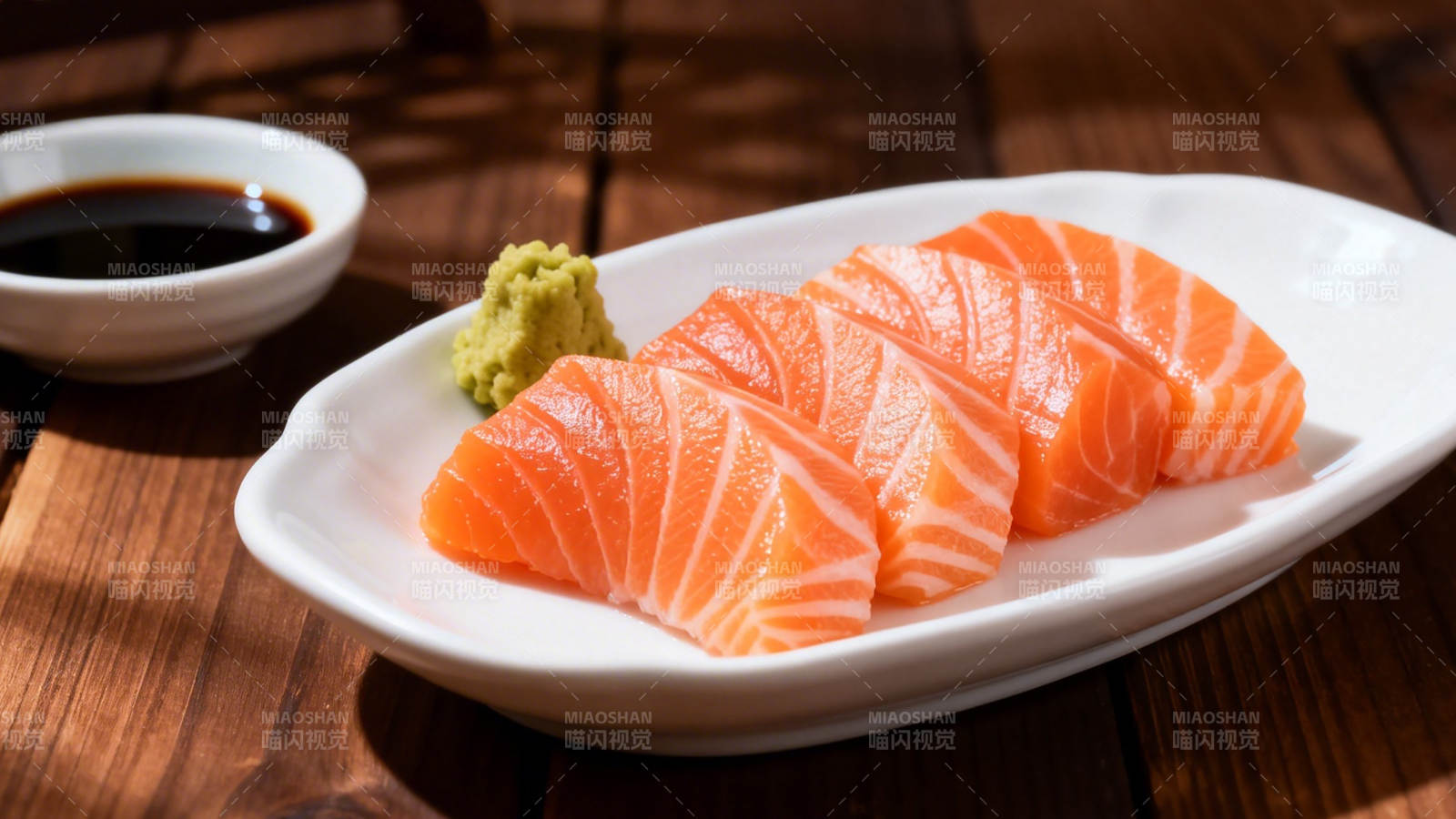 三文鱼刺身配芥末酱油图片