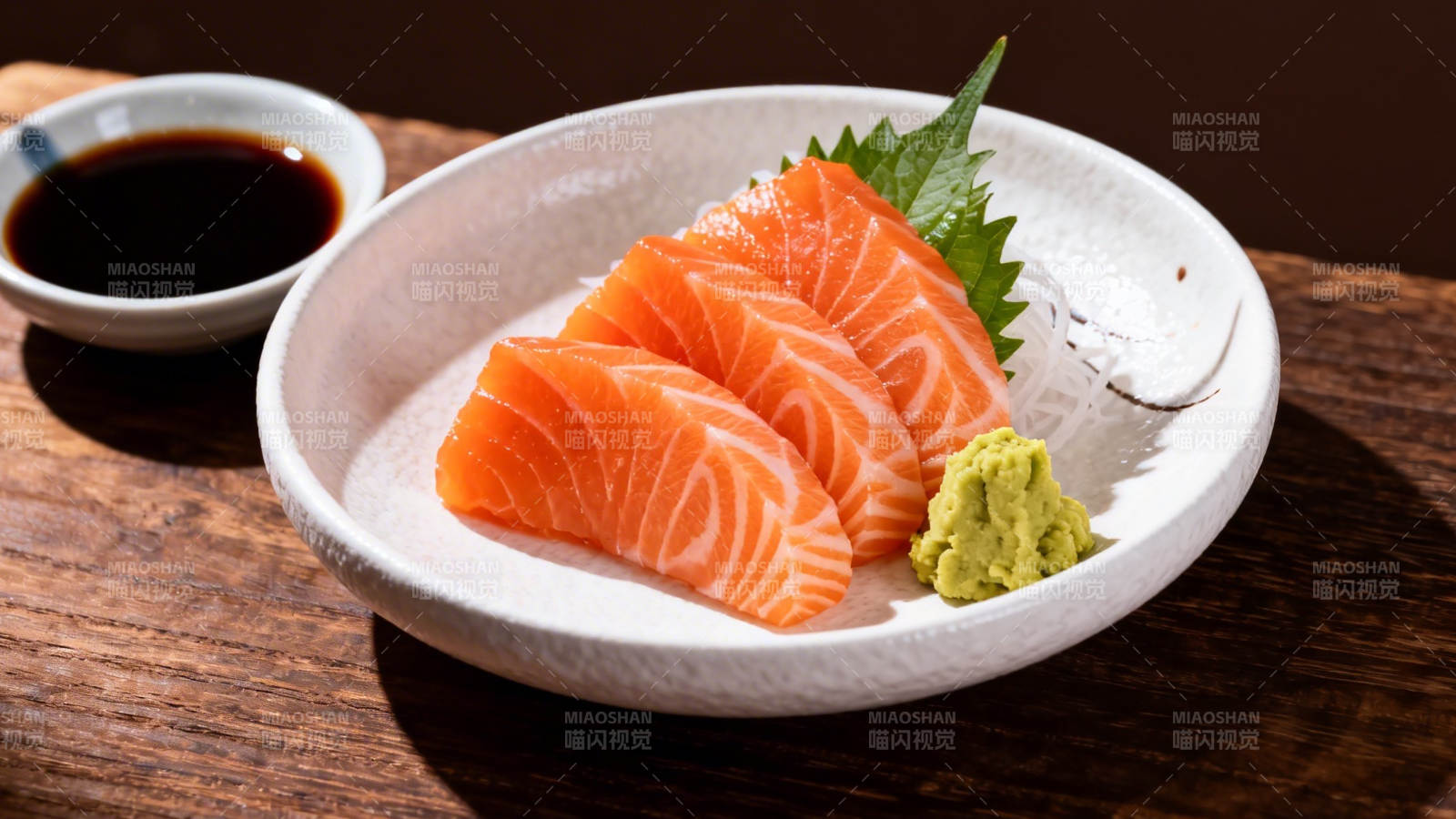 三文鱼刺身配芥末酱油图片