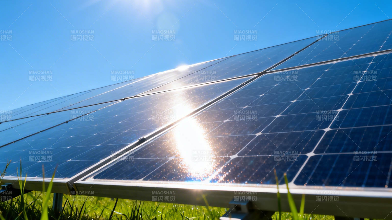 阳光下的太阳能板图片