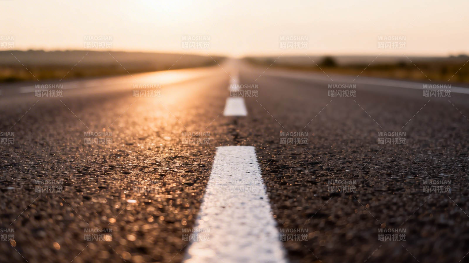 夕阳下的公路延伸向远方图片