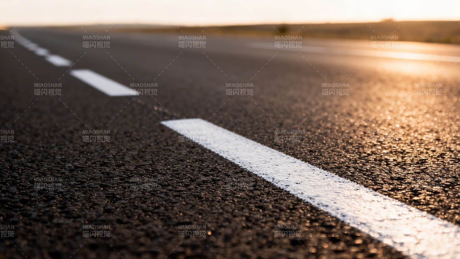 夕阳下的公路延伸向远方图片