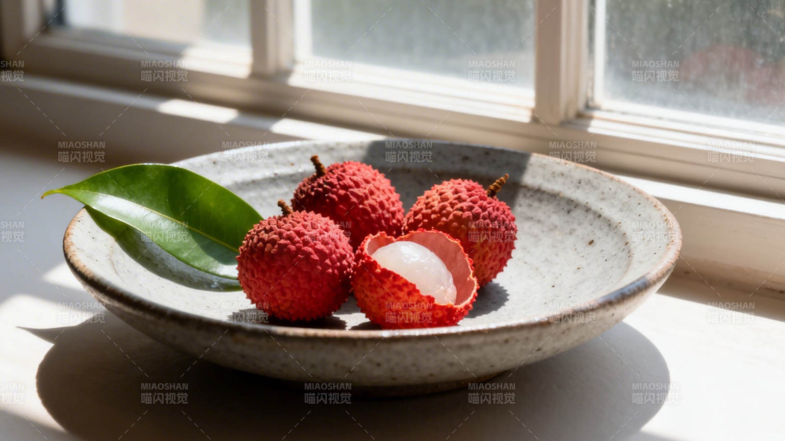 窗边荔枝 阳光静好图片