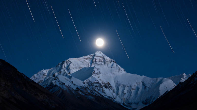 月照珠峰 星轨划过夜空图片