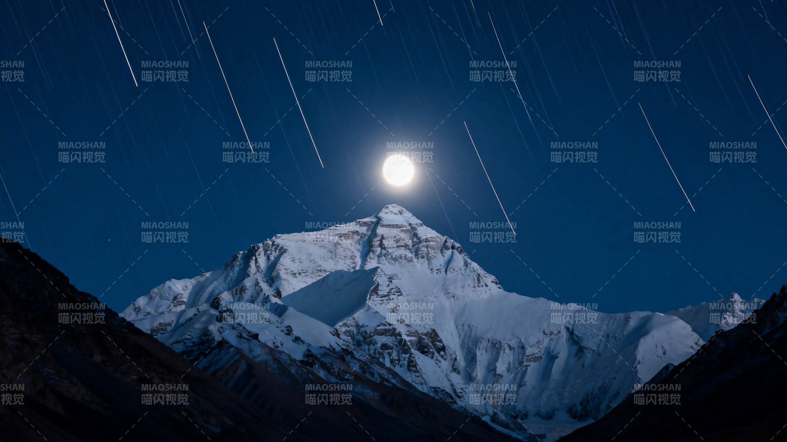 月照珠峰 星轨划过夜空图片