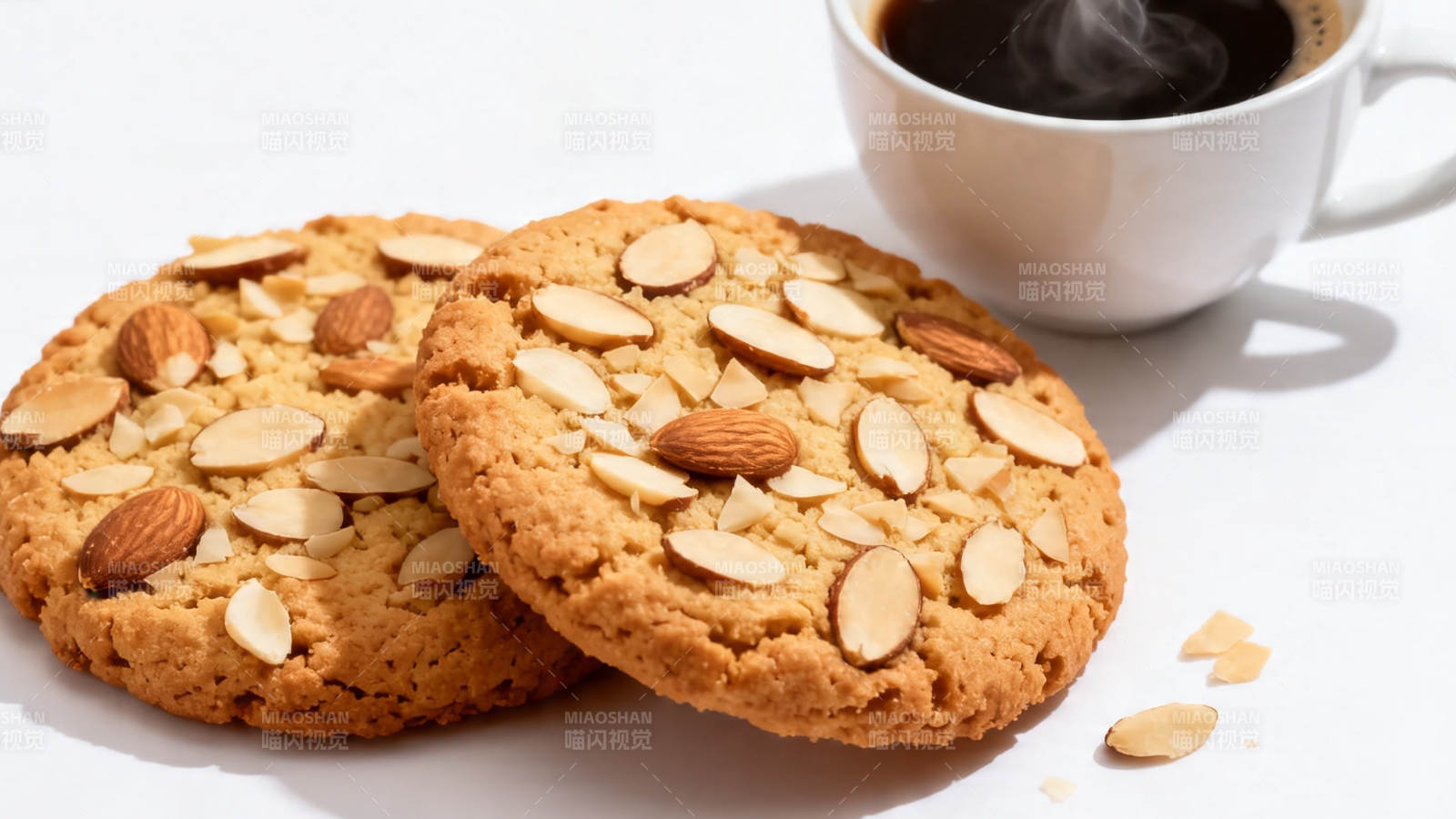 杏仁饼干配热咖啡图片