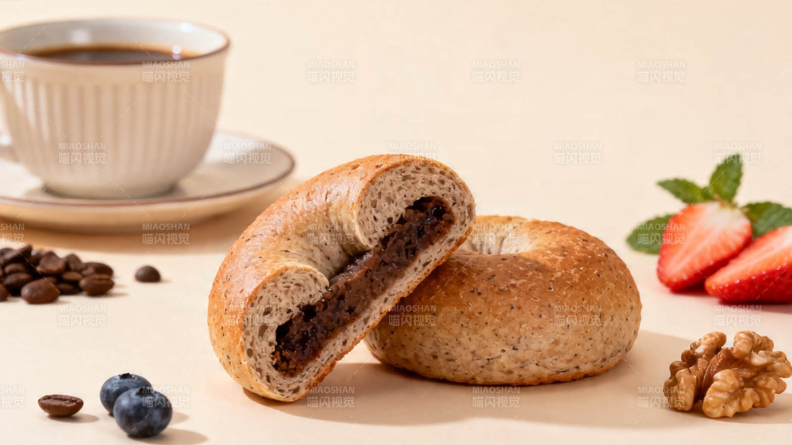 咖啡贝果配莓果坚果图片