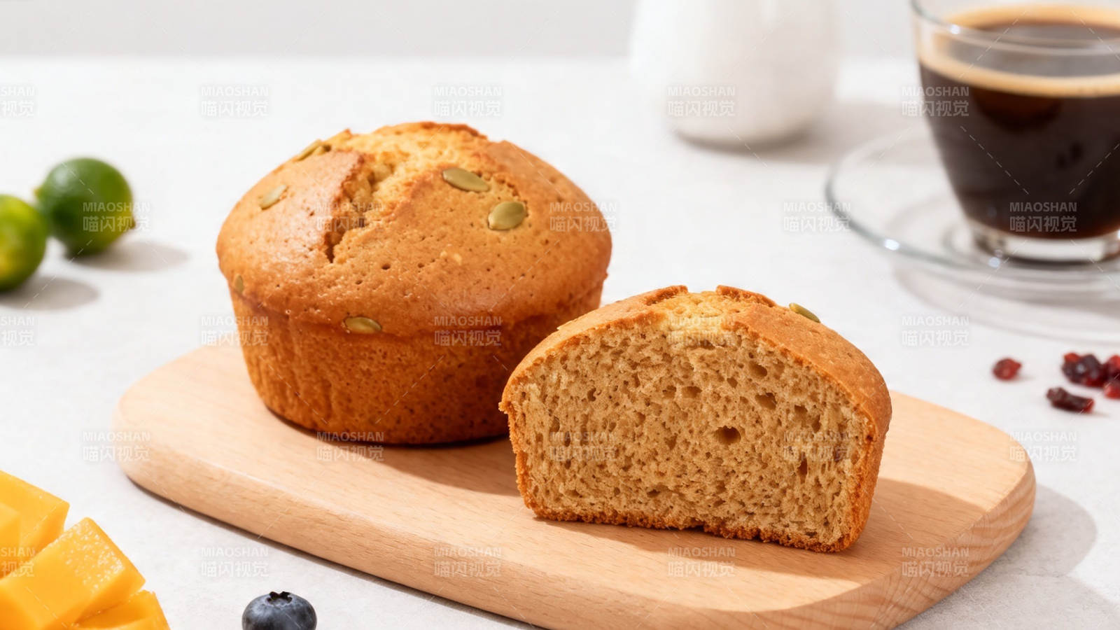 南瓜 muffin 配咖啡早餐图片