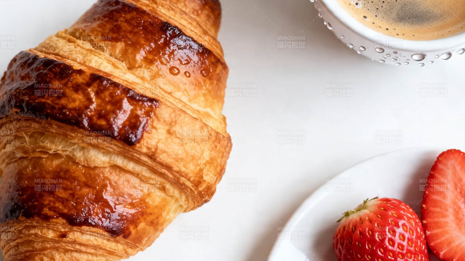配咖啡草莓 晨光早餐图片